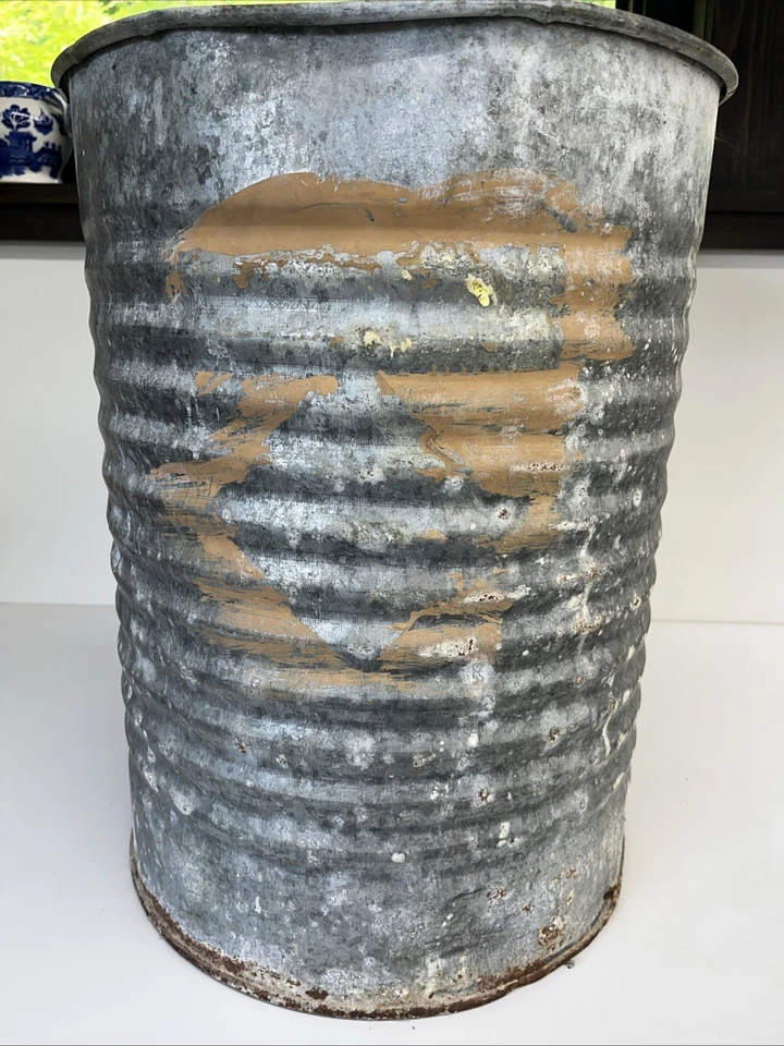 Maceta acanalada galvanizada vintage de 18,5" x 14" Foto 2 de 4