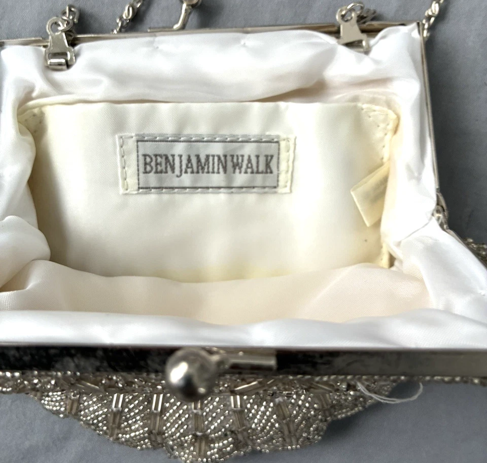 Bolso de noche victoriano Benjamin Walk con cuentas plateadas en forma de concha. 5 x 6 vintage Foto 3 de 4