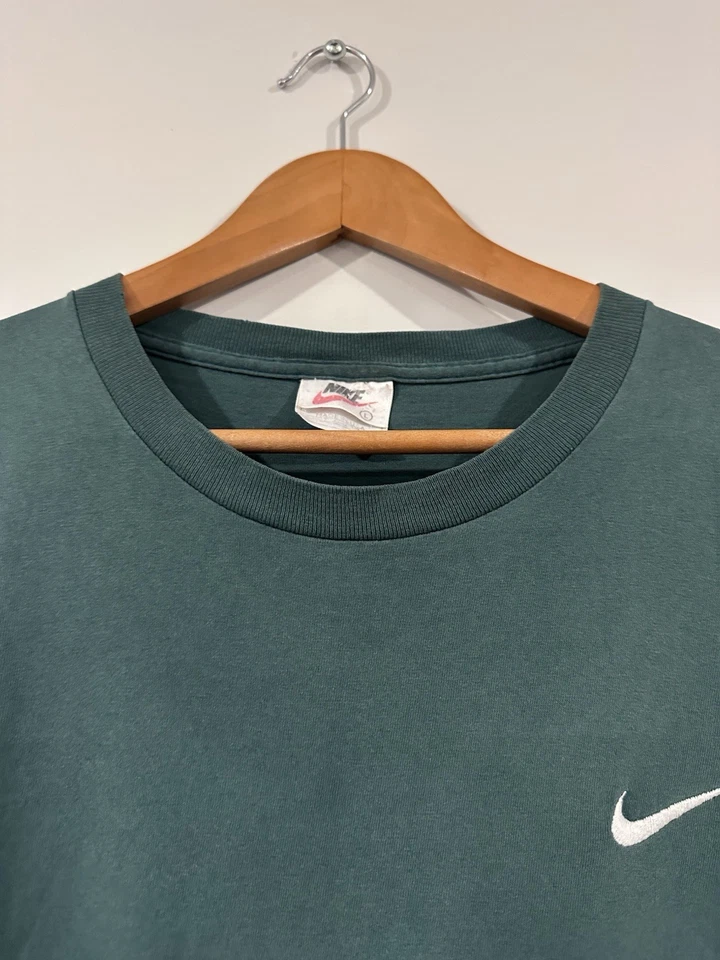 Camiseta Vintage Nike Nov '95 Cuello Redondo Verde Bordado Swoosh Grande EE. UU. Foto 3 de 4