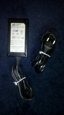 Ein  Laptop Netzteil Aritech AC Adapter 12 Volt ,3,0Ampere , innen +
