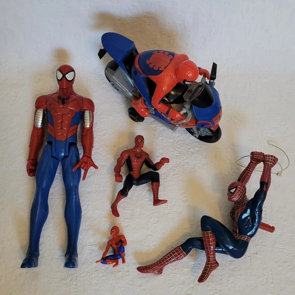 Lot Of 5 Spiderman Action Figure Toys And SPIDER-MAN Marvel motorcycle.  Hasbro.