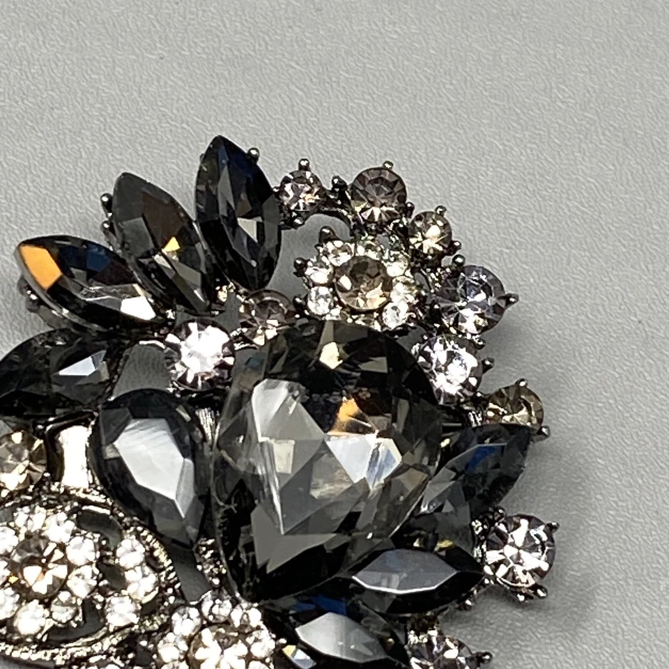 Broche de moda gris ahumado vidrio transparente pedrería pavé racimo colgante lágrima Foto 2 de 4