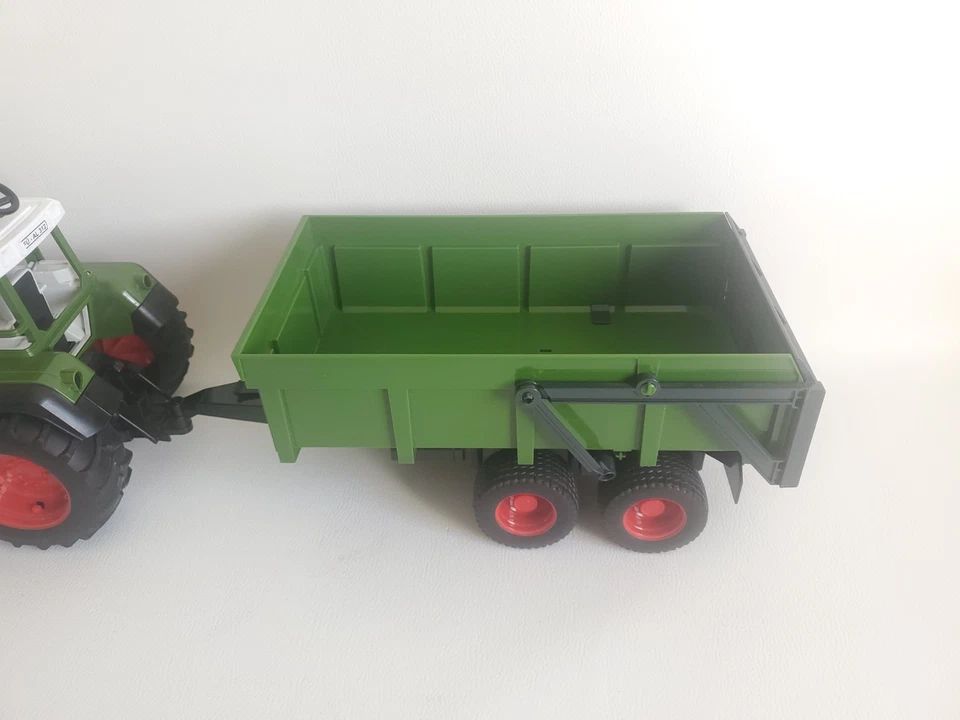 Trattore Bruder Fendt Favorit 926 Vario 1/16 Con Rimorchio Ribaltabile Agricolo - Immagine 4 di 4