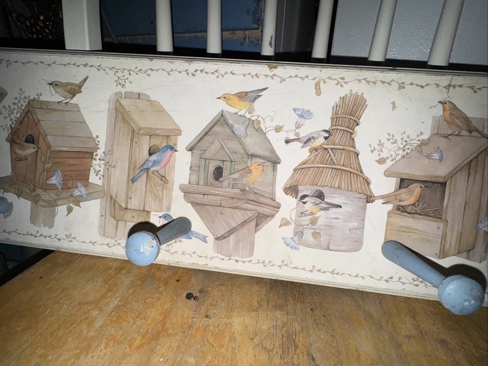 One of A Kind 复古鸟屋外套架白色和婴儿蓝色 4 个钉子木质坚固 — 第 3/4 张图片