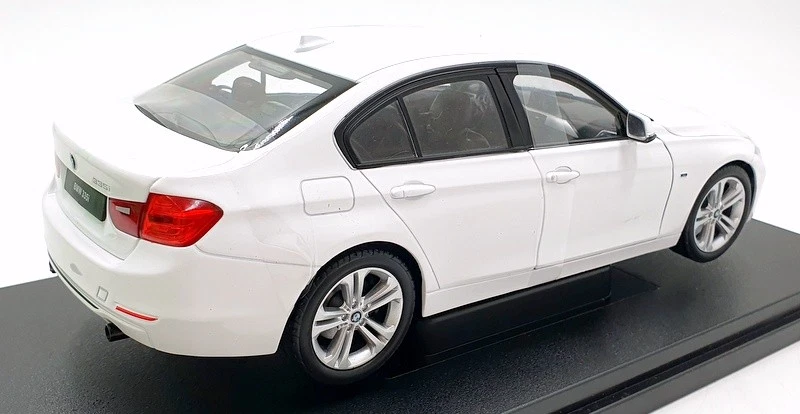 Welly 1/18 Scale Diecast 18043W - BMW 335i Saloon - White - Image 3 of 4