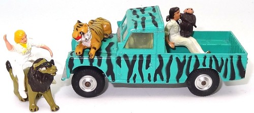 CORGI GIFT SET NO. 7 & 14 DAKTARI LAND ROVER- WITH ALL FIGURES - ORIGINAL - MINT