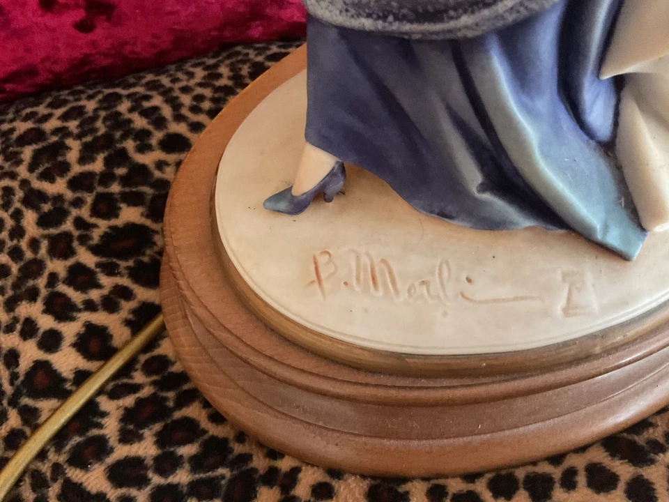 Vintage capodimonte Table Lamp Lady Figurine and Dog Yorkshire Terrier signed - Image 3 of 4