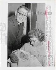 1963 Press Photo Mr. & Mrs. Andrew Fischer carry one of their quints home in SD