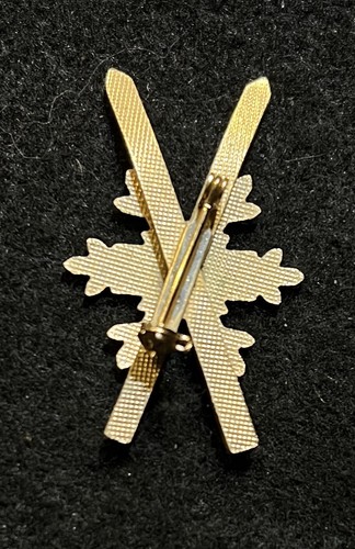 TAOS Skiing Ski Pin Badge NEW MEXICO Resort Vintage Souvenir Travel Lapel - Picture 3 of 3