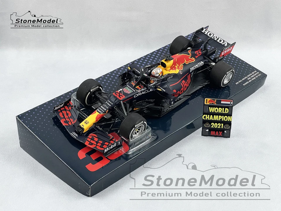 Red Bull F1 RB16B Max Verstappen Abu Dhabi 2021 World Champion 1:18 MINICHAMPS - Image 4 of 4
