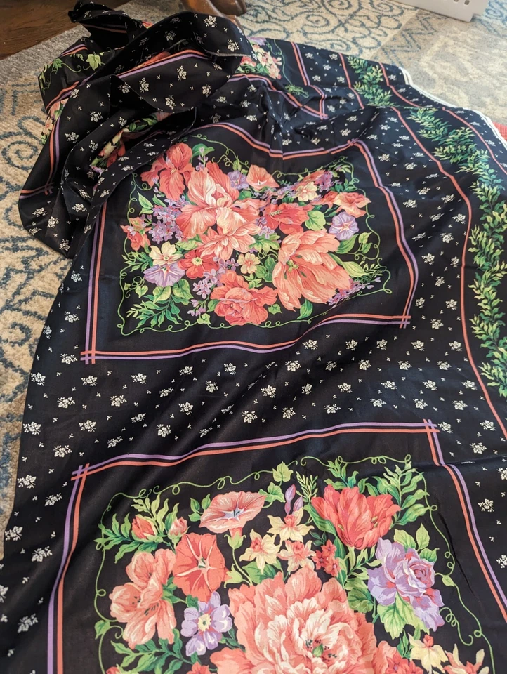 Panel de almohada floral Cranston delantero trasero negro con rosa elegante casa de campo Foto 2 de 3