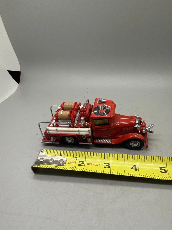 Литой под давлением металл пожарная машина Ford AA YFE06 1932 года в масштабе 1:34 со спичечный коробок модели прошлых лет - Изображение 2 из 4