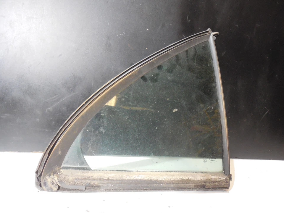 Стекло на четверть задней правой двери A 2037300255 01-07 Mercedes Benz W203 C230 C240 - Изображение 4 из 4