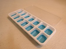 Standard Ice Cube Tray With Lid 14 Cubes White/Blue