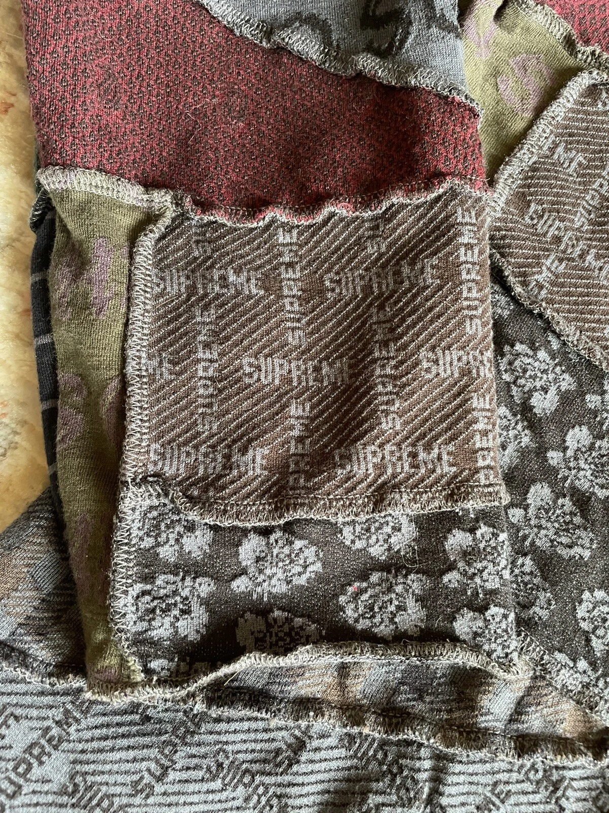 Maglione camicia Supreme Schizo Jacquard patchwork L S scatola logo maglietta SS23 in mano