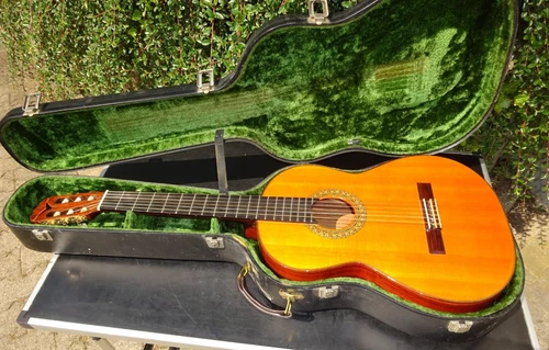 Gitarre Zettel K. Yairi V 800 1976