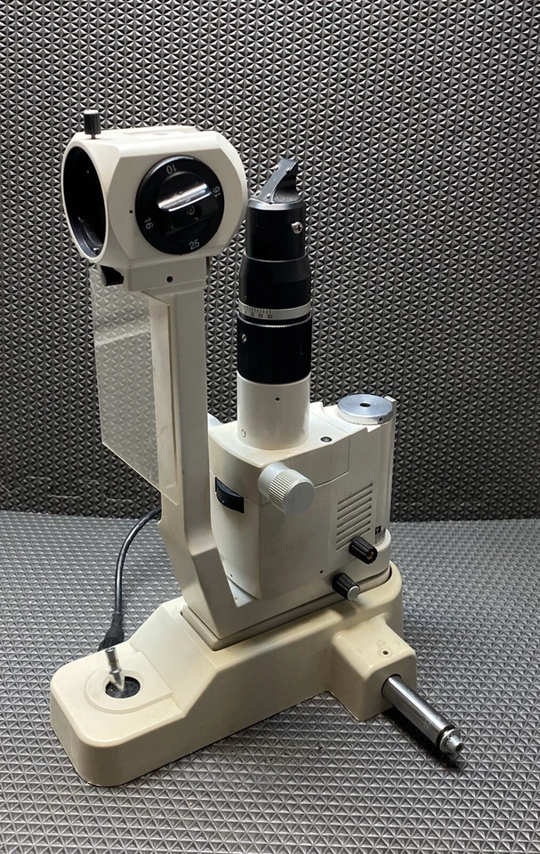 Lâmpada de fenda Reichert corpo Xcel 200 com alça seletora de ampliação. - Imagem 2 de 4