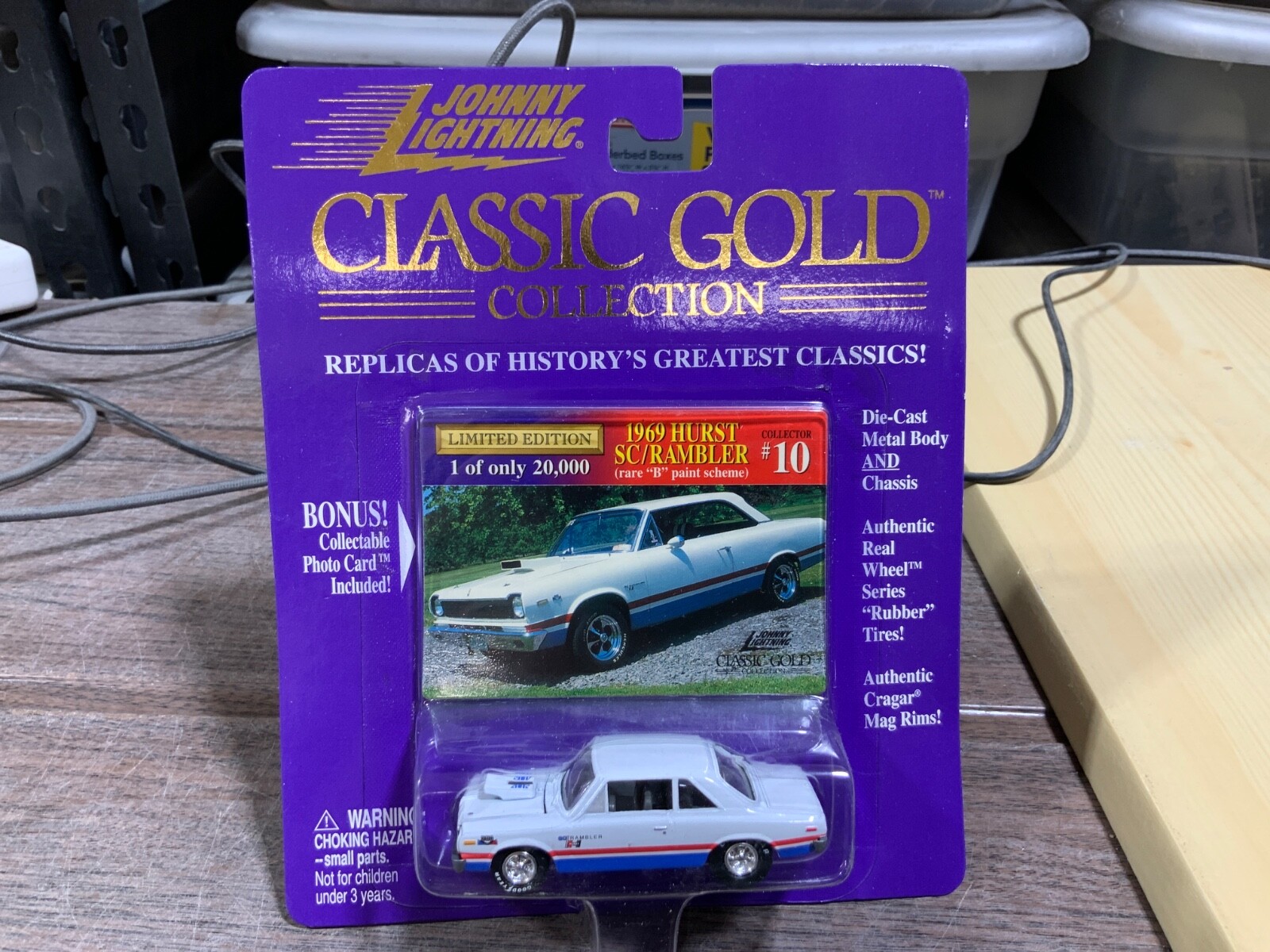 Johnny Lightning CLASSIC GOLD 1969 HURST SC/RAMBLER 10 WHITE