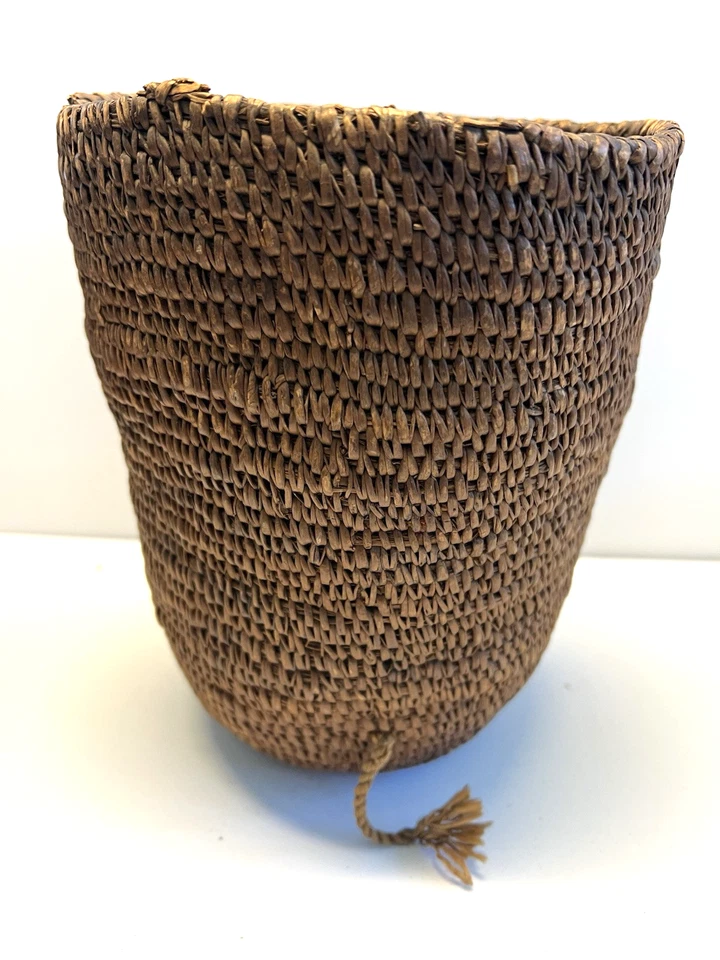 Antigua cesta de bayas Salish de indios nativos americanos; cedro enrollado; finales de 1890 Foto 4 de 4
