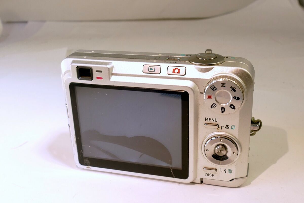 Casio EXILIM ZOOM EX-Z750 7.2MP Digital Camera - Broken LCD Casio EXILIM ZOOM EX-Z750 7.2MP Digital Camera - Broken LCD