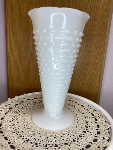 Anchor Hocking White Milk Glass Vase ~ 9-1/2" Hobnail Dot Dash Trumpet - Picture 3 of 7