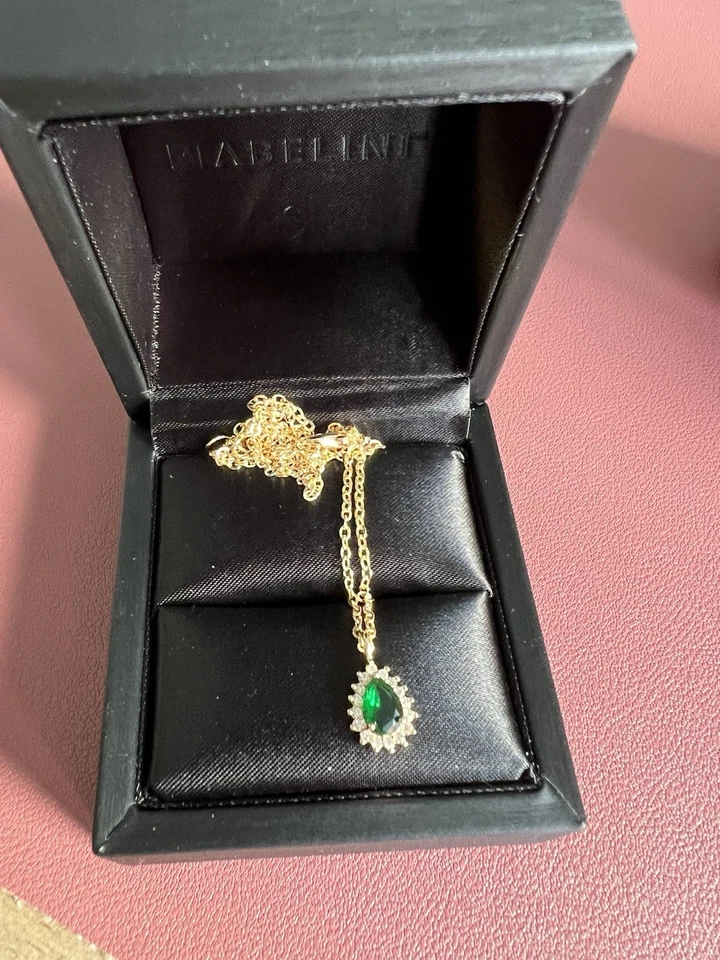 Collar colgante de piedras preciosas brillantes esmeralda de oro amarillo de 9 k de pera de 3 puntas Foto 4 de 4