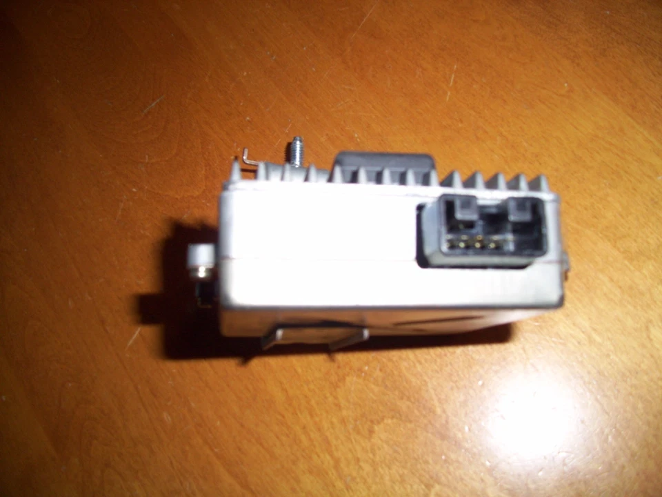 Оригинальный модуль управления топливным насосом 1993-94 Lexus LS400 NO 89570-50010  - Изображение 2 из 4