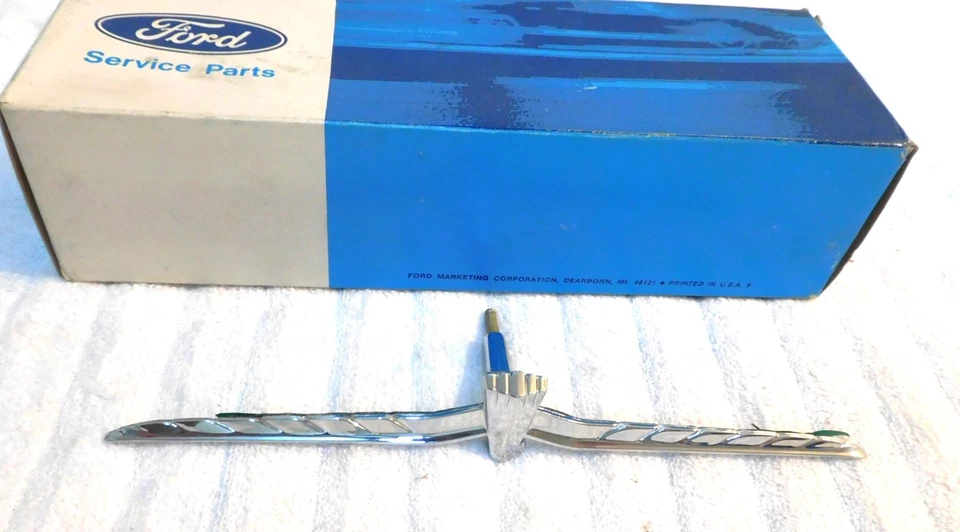 Ford Thunderbird 1970 1971 nuevo en stock luz trasera lente centro pájaro emblema adorno Foto 4 de 4