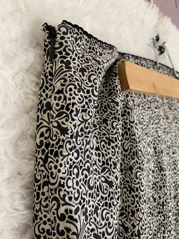 Falda Merona Mediana Seda Blanco y Negro Abstracto Foto 3 de 4