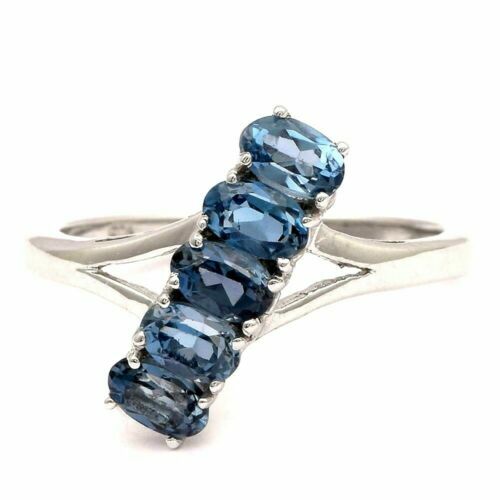 Anello Dorato Dei Gioielli Con Topazio Blu Fotografia Stock - Immagine - Foto 4