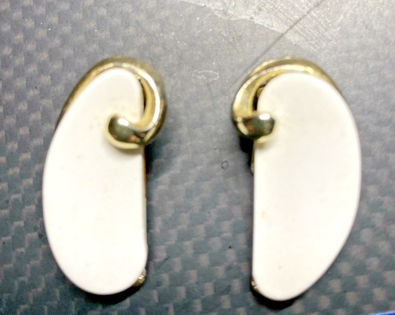 VINTAGE 1950'S SIGNED WHITE KARU LUCITE PLANT MOTIF CLIP-ON EARRINGS