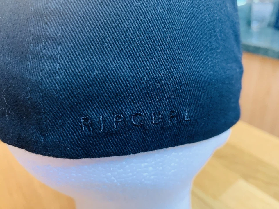 Gorra Rip Curl Clásica Logo Bordado Negra sobre Negra Flexfit Talla M/L Foto 4 de 4