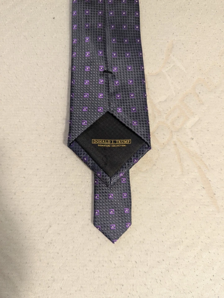 Corbata Donald Trump púrpura oscuro con cuadrados púrpura claro 100 % seda 59 "L 3,5" con Foto 2 de 4