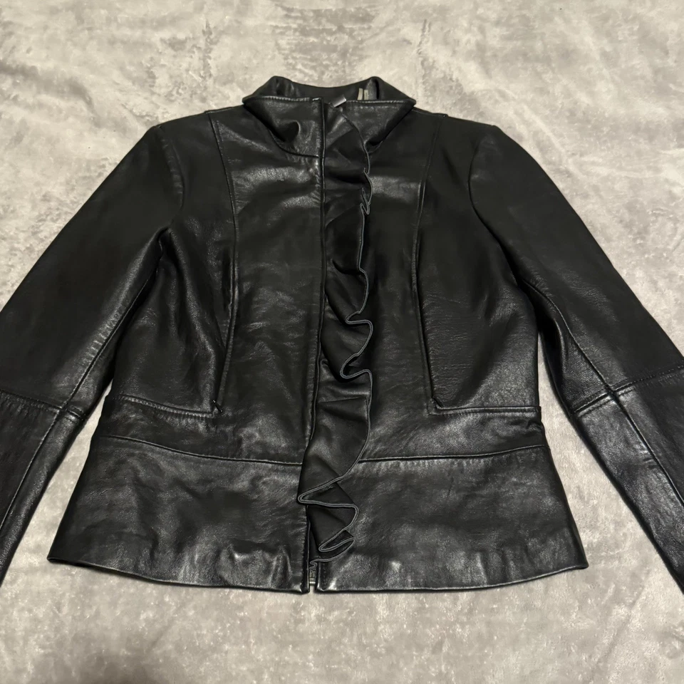 Chaqueta con volantes de cuero de cordero suave genuino Tahari para mujer talla L Foto 2 de 4