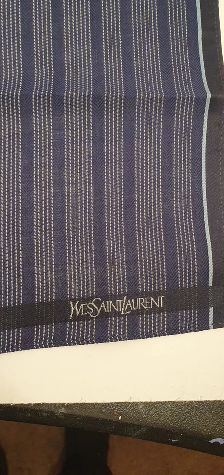 Bufanda de seda de la colección Yves Saint Laurent Uchiyama pañuelo cuadrado de bolsillo Foto 2 de 3