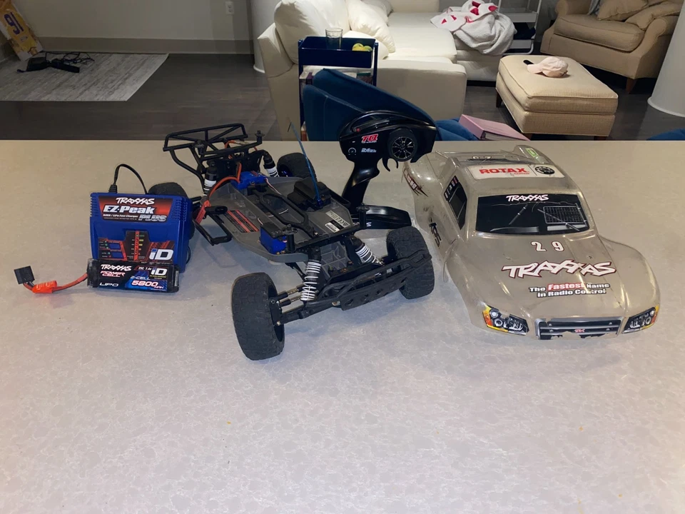 1/10 Traxxas Slash 2WD с аккумулятором Lipo и зарядным устройством Traxxas EZ-Peak Plus - готов к работе - Изображение 2 из 4