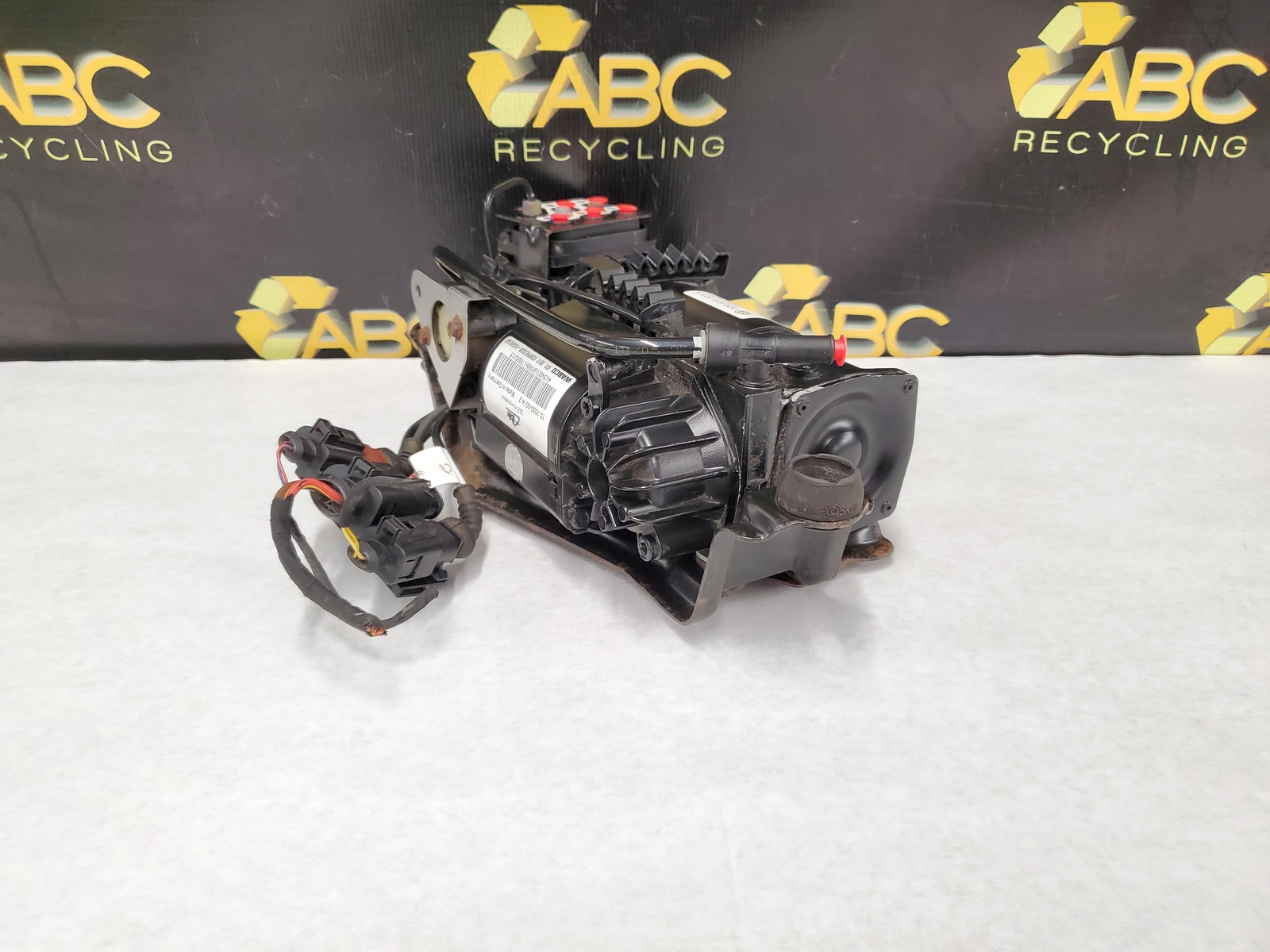 2007 Bentley Flying Spur Air Suspension Compressor Assembly BENTLEY 07 OEM