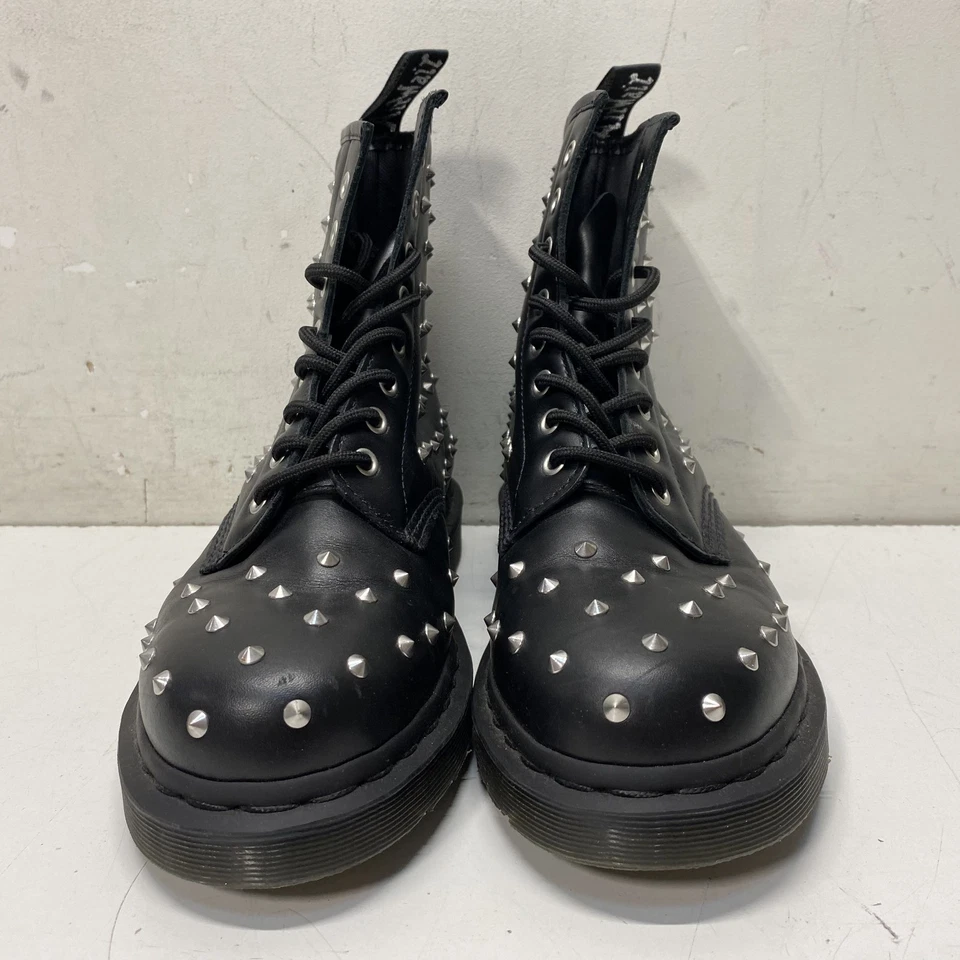 Bota de combate Dr. Martens negra con tachuelas para mujer talla 10 Foto 2 de 4