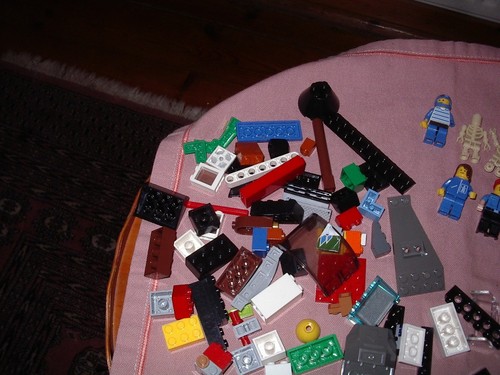 MIXTURE LEGO MINI FIGURES INCLUDING SKELETONS AND OTHER BITS AND PIECES - Picture 4 of 4