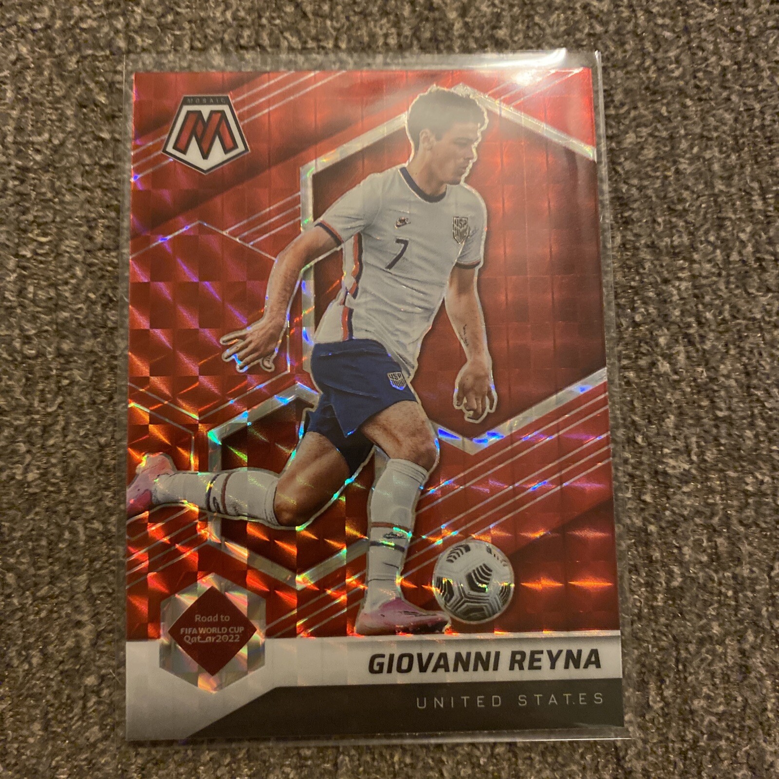 2021-22 Panini Mosaic FIFA Road World Cup Red Prizm #104 Giovanni Reyna