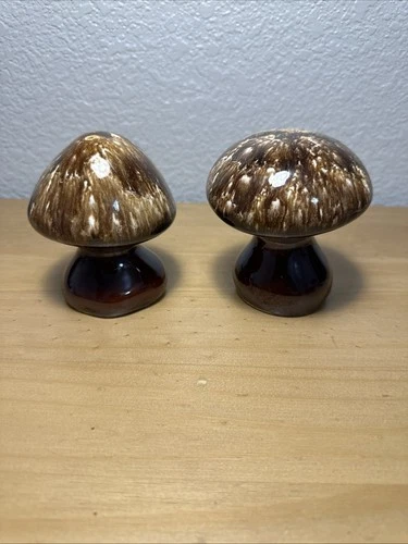 Vtg Hull USA brown drip pottery mushroom salt & pepper shakers  Approx 4” Tall