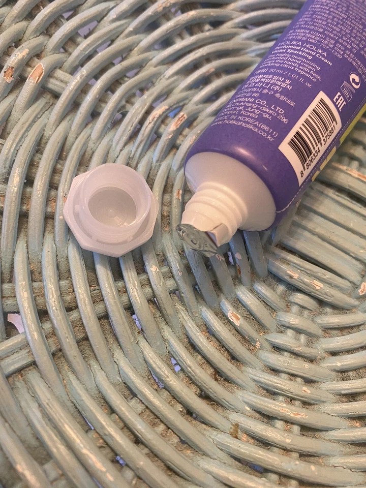 Crema de manos perfumada Holika Holika - 1 oz violeta brillante NUEVA SELLADA Foto 2 de 3