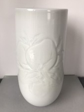 A Japanese late 20th Century Izushi ware Porcelain Vase by Eisan Nagasawa