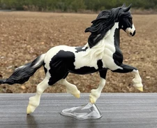 Breyer Kuchi Black Pinto Goffert Mare