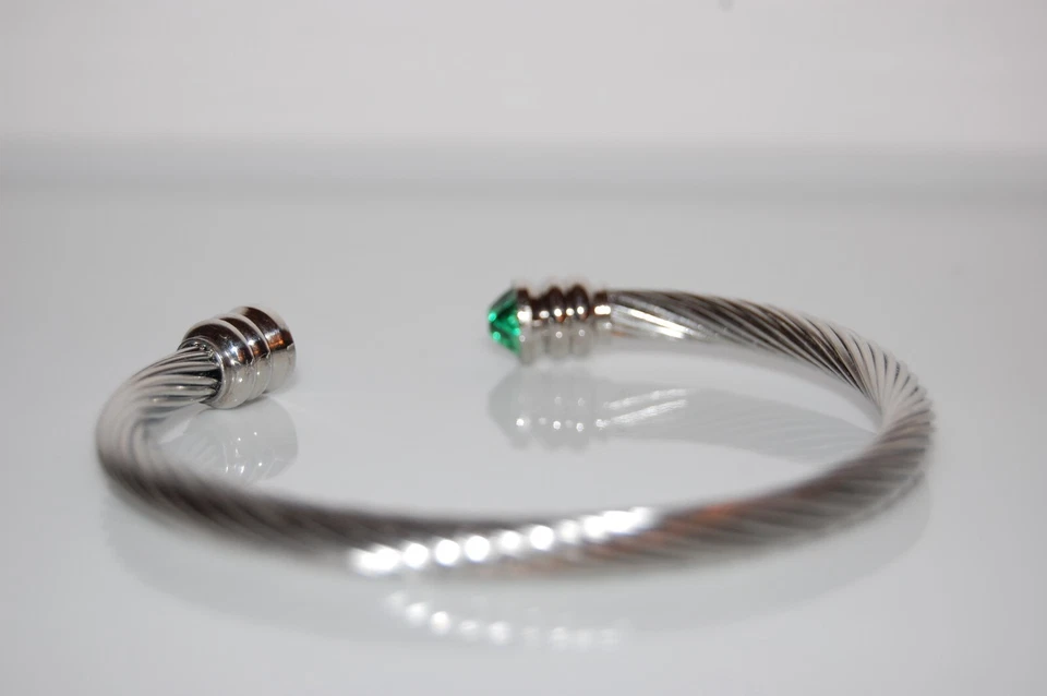 BRAZALETE ELEGANTE CABUJONES VERDES SOBRE CABLE TRENZADO PLATEADO ESTILO BIZANTINO Foto 3 de 4