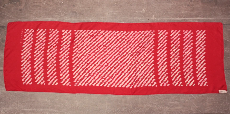 Bufanda rectangular de seda Givenchy roja y blanca de colección años 60 70 enrollada a mano Saks 5th Ave. Foto 2 de 4