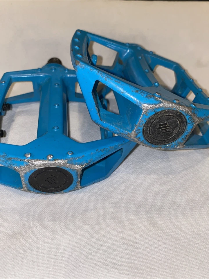 Pedales de bicicleta de ciclismo VP Junior para niños negros 1/2” aluminio acero eje azul usados H/I Foto 2 de 4