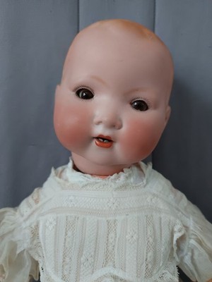 Schönes Baby Figur Porzellankopf, Top Zustand, wunderschönes Kleid