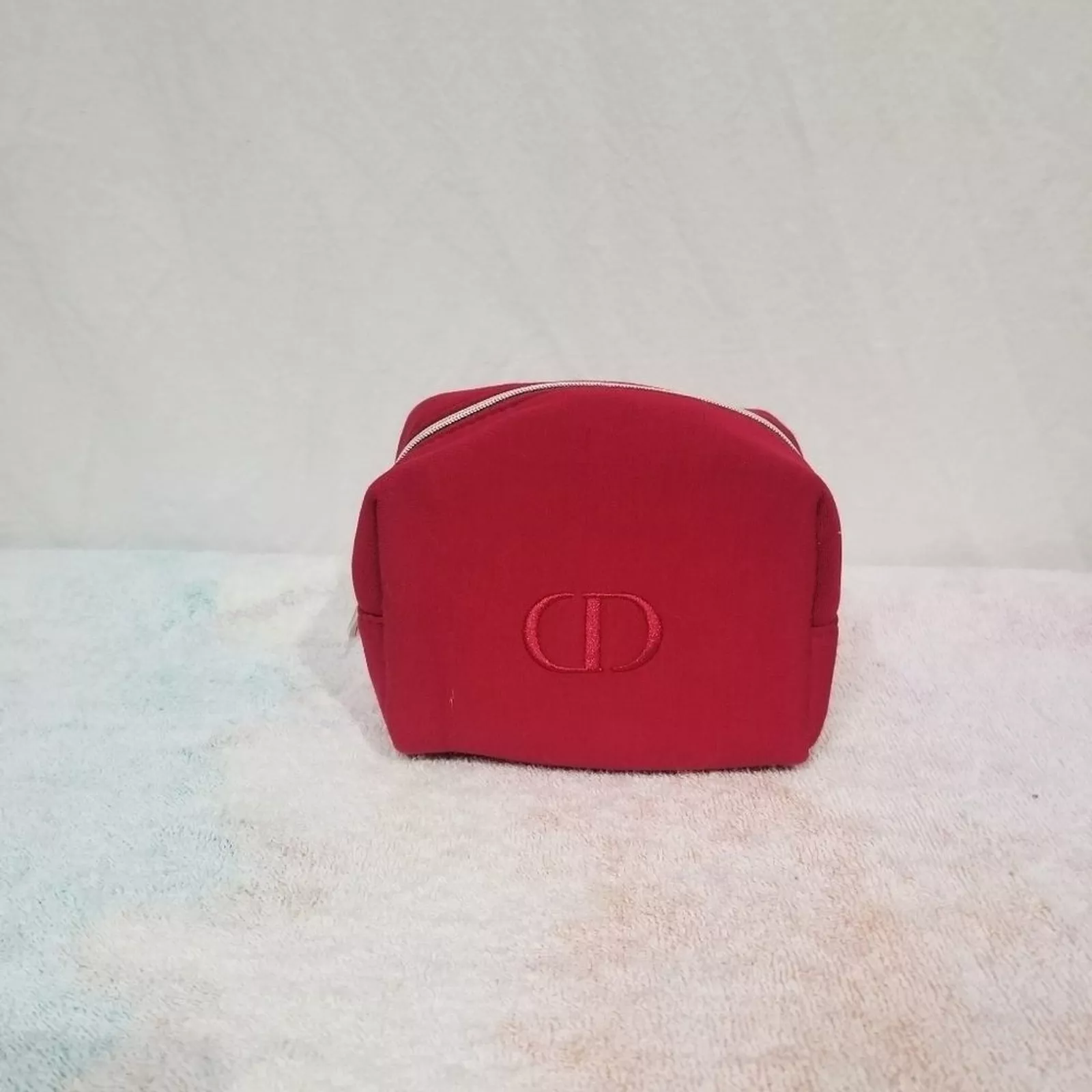 Sac cosmétique Christian Dior rouge. Neuf sans étiquette.