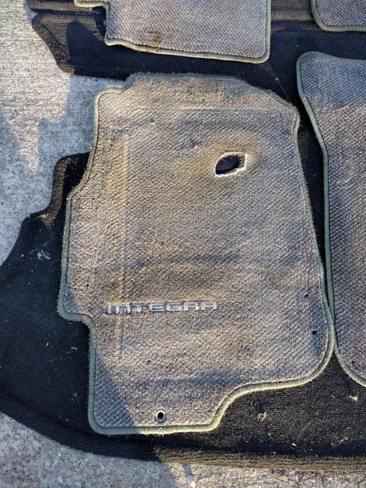 94-01 ACURA INTEGRA CONJUNTO DE TAPETE DE ASSOALHO FABRICANTE DE EQUIPAMENTO ORIGINAL - DIANTEIRO ESQUERDO DIREITO TRASEIRO FABRICANTE DE EQUIPAMENTO ORIGINAL 1994-2001 - Imagem 2 de 4